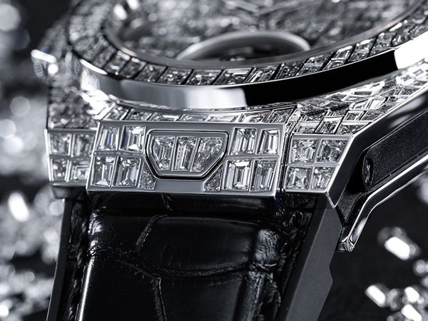Hublot تكشف عن ساعة فاخرة ومعطف جلدي مقابل مليون دولار